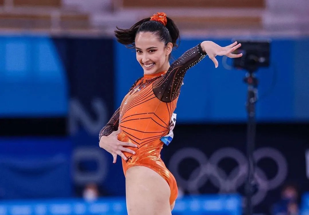 前锋关键时刻进球锁定胜利